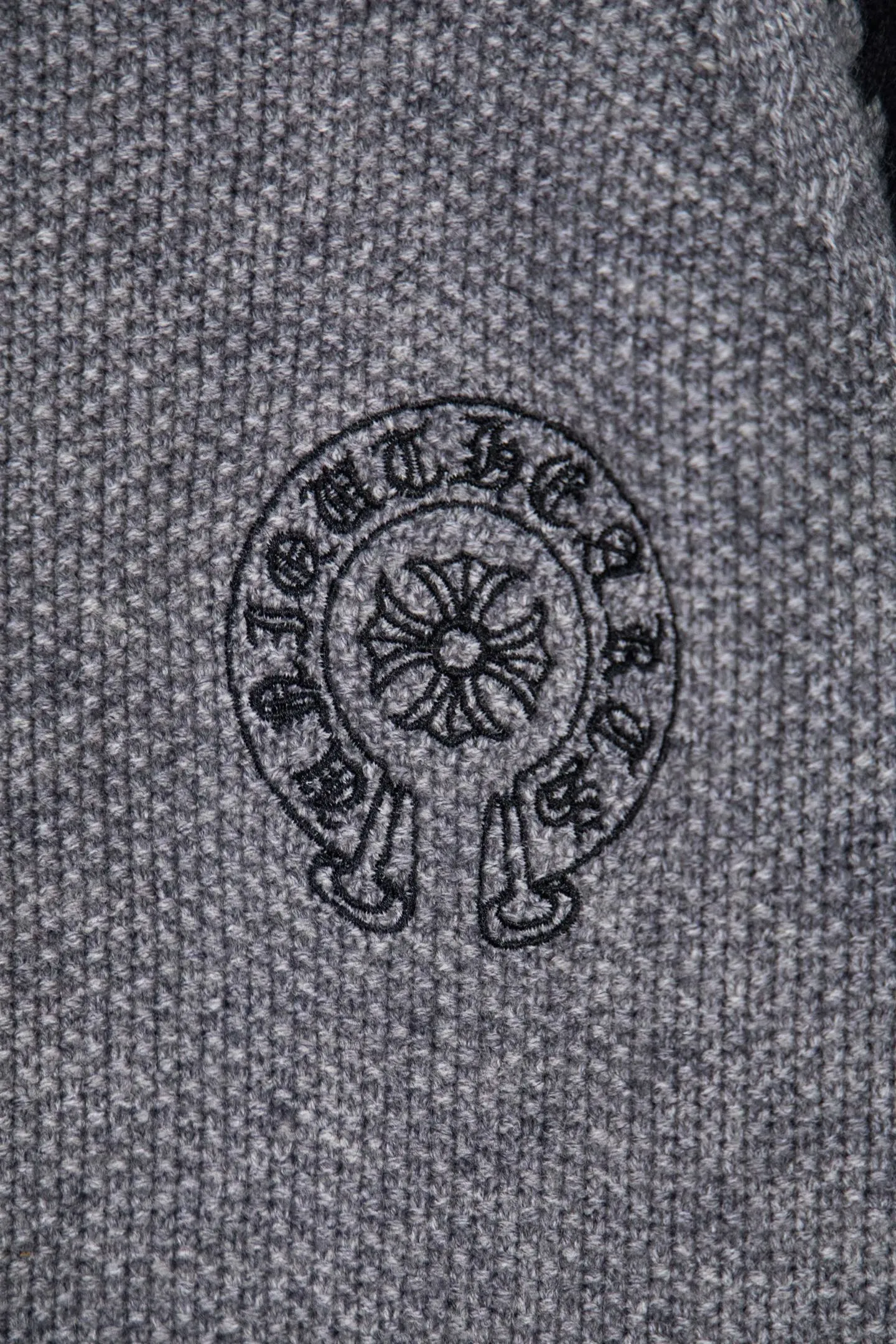 P290 ChromeHearts popular Chrome Hearts CH Sanskrit horseshoe cross embroidery pullover round neck raglan sleeve sweater. Contrast color splicing raglan round neck knitted sweater, unique knitting texture, soft and skin-friendly, classic pattern embroidery on the front and back. Retro chic. The contrasting color raglan sleeve design and the thick stitching craftsmanship at the joints make it look great when worn alone or layered! The fit is loose and slimming! Fashionable patchwork colored sweater, colorfully intertwined, with clear layers, warm and slimming. Whether worn alone or layered, you can easily control various styles and show your personal charm. The raglan sleeves are shoulder-width in contrasting colors and have ultra-detailed embroidery on the front and back, giving it a casual street feel. It looks great when worn alone! The sleeves are designed with contrasting colors and seams, and the round neck style reveals the neck and flatters the face shape! Wool blend knitted fabric, soft, comfortable and warm to the touch. Contrasting color design➕Loose fit, not flattering on your body shape and slimming, not to mention how easy it is to wear! Basic, versatile and fashionable classic! Black and white are versatile! Black and gray high-end! Couples get involved!  Color: black and white/black gray Size: S~M~L
